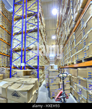 St. Petersburg, Russland - 3. Dezember 2013: Schachteln in sichere Lagerung Lagersystem Dokument gespeicherten Datensätze. Stockfoto