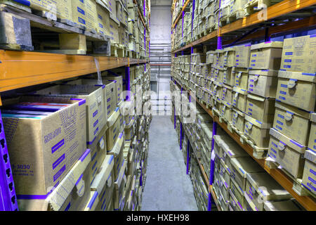 St. Petersburg, Russland - 3. Dezember 2013: Boxen der gespeicherten Datensätze in Lager, sichere Dokument Lagerhalle. Stockfoto