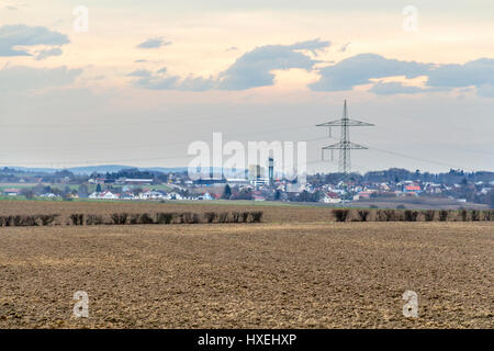 Landschaft rund um eine Stadt namens Kupferzell in Hohenlohe, einer Gegend in Süddeutschland am Abend Stockfoto