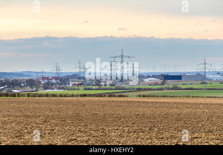 Landschaft rund um eine Stadt namens Kupferzell in Hohenlohe, einer Gegend in Süddeutschland am Abend Stockfoto