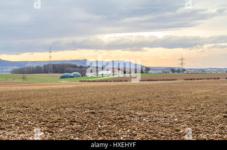 Landschaft rund um eine Stadt namens Kupferzell in Hohenlohe, einer Gegend in Süddeutschland am Abend Stockfoto