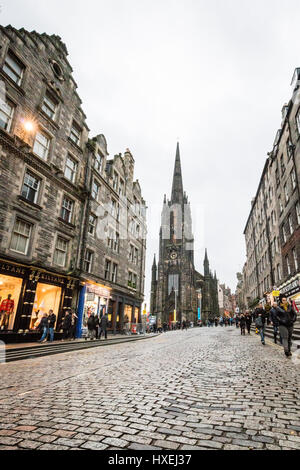 Edinburgh, Schottland - 30. Dezember 2016: Menschen sind am Lawnmarket in Old Town von Edinburgh, Schottland, UK Fuß Stockfoto