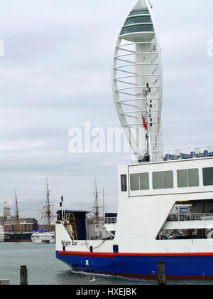 Wightlink Fähre Wight Sonne verlässt Portsmouth Harbour vor Spinnaker Tower. Portsmouth Harbour, Portsmouth, Hampshire, England, Vereinigtes Königreich Stockfoto