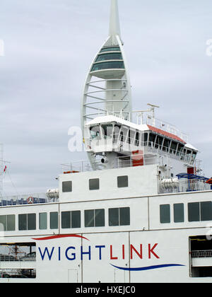 Wightlink Fähre Wight Sonne verlässt Portsmouth Harbour vor Spinnaker Tower. Portsmouth Harbour, Portsmouth, Hampshire, England, Vereinigtes Königreich Stockfoto