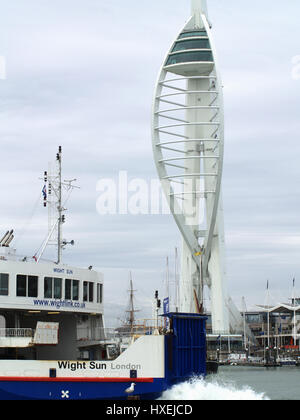 Wightlink Fähre Wight Sonne verlässt Portsmouth Harbour vor Spinnaker Tower. Portsmouth Harbour, Portsmouth, Hampshire, England, Vereinigtes Königreich Stockfoto