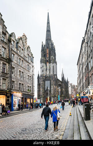 Edinburgh, Schottland - 30. Dezember 2016: Menschen sind am Lawnmarket in Old Town von Edinburgh, Schottland, UK Fuß Stockfoto