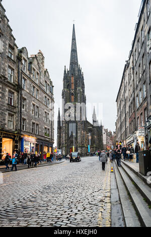 Edinburgh, Schottland - 30. Dezember 2016: Menschen sind am Lawnmarket in Old Town von Edinburgh, Schottland, UK Fuß Stockfoto