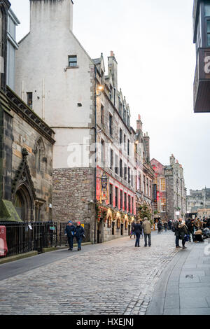 Edinburgh, Schottland - 30. Dezember 2016: Menschen sind am Lawnmarket in Old Town von Edinburgh, Schottland, UK Fuß Stockfoto