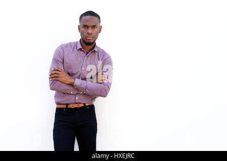 Porträt der jungen afrikanischen Mann mit seinen Armen gekreuzt stehend vor weißem Hintergrund Stockfoto