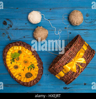 Wollknäuel auf einem Holzbrett Stockfoto
