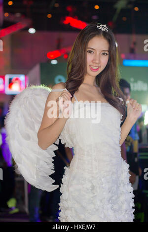 BANGKOK - Okt. 19: Eine unbekannte Moderatorin Pose in Thailand BIG Game Show Festival 2013 am 19. Oktober 2013 im Siam Paragon, Bangkok, Thailand. Stockfoto