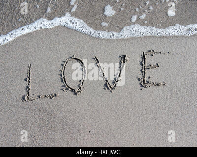 Liebe am Strand geschrieben. Stockfoto