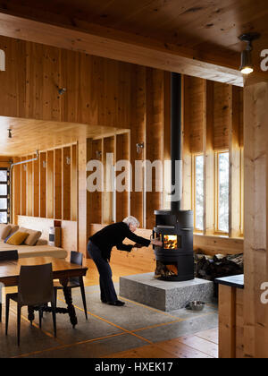 Holzbefeuerten Ofen im Wohnzimmer. Island House, North Haven, Vereinigte Staaten von Amerika. Architekt: Christopher Campbell, 2008. Stockfoto