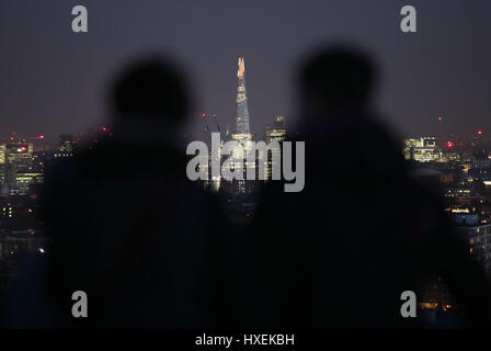 Personen suchen in St. Pauls Cathedral und der Shard Gebäude in der Nacht vom Parliament Hill, Hampstead Heath, Nord-London. Stockfoto