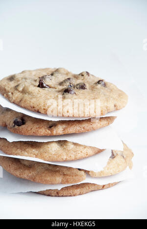 Ein Stapel von frisch gebackenem Gourmet-Schokolade Chip Cookies erschossen auf weiß. Stockfoto