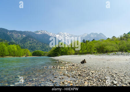 Hotaka Reichweite und Azusa Bergfluss im Frühjahr auf Kamikochi Nationalpark Nagano japan Stockfoto