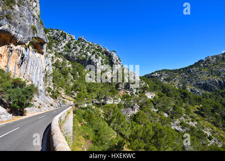 Schmale Bergstraße in den Bergen der Serra de Tramuntana auf Mallorca Stockfoto