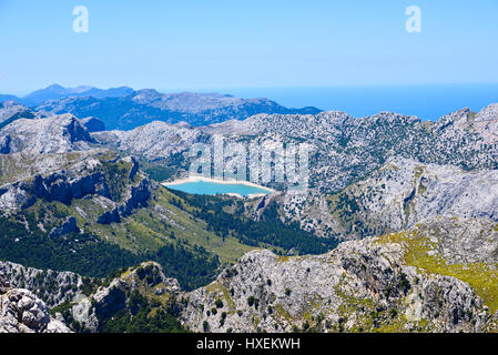 Hochgebirge reichen Serra de Tramuntana mit See, an dem de Cúber von Puig de Massanella auf der Insel Mallorca in Spanien gesehen Stockfoto