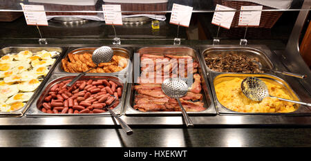 Leckeres englisches Frühstücksbuffet mit verschiedenen Arten von Lebensmitteln in 3-Sterne-Hotel auf Mallorca in Spanien Stockfoto