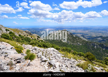 Wandern in der Serra de Tramuntana Bergkette auf Mallorca in Spanien - fotografiert von den Hängen des Puig de Massanella Stockfoto