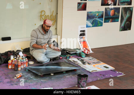 Wellington, New Zealand - 10. Februar 2017: eine Straße Spray-Maler, sitzen auf der Straße und hält eine Zigarette. Stockfoto