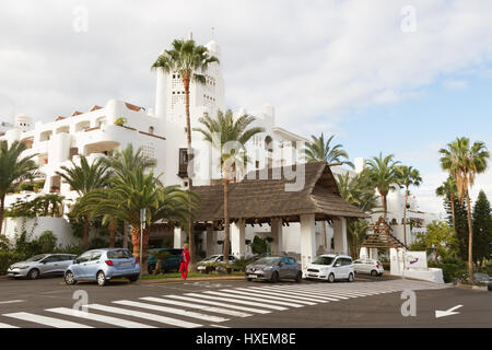 Teneriffa, Spanien - 27. Februar 2016: Teneriffa ist die größte und bevölkerungsreichste Insel der sieben Kanarischen Inseln. Blick auf der Straße in Teneriffa isla Stockfoto
