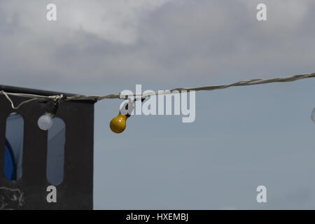 Glühbirnen gebunden auf einem Draht in einer Luft als Dekoration und Beleuchtung Stockfoto