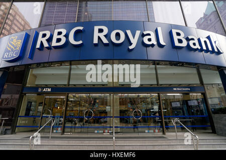 Eingang zum RBC Royal Bank Hauptzweig auf Georgia Street in der Innenstadt von Vancouver, British Columbia, Kanada Stockfoto