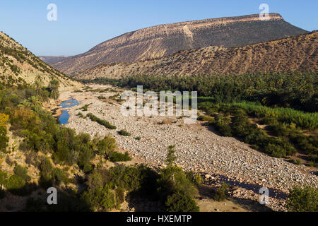 Blick hinunter auf ein ausgetrocknetes Flussbett am Rande des Atlasgebirges in Marokko oben. Stockfoto