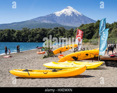 Strand im Dorf Ensenada, See Lago Llanquihue, Blick Richtung schneebedeckter Vulkan Osorno, Sommer, Menschen am Strand, Sonnenbaden, Schwimmen, kay Stockfoto