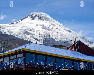 Skilift am Hang des Vulkans Osorno, Ski-Zentrum, neben der Cafeteria und andere touristische Dienstleistungen, chilenische Seengebiet, Chile Stockfoto