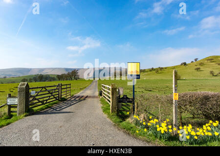 Eingang zum Bauernhof mit für Miete Verkaufsschild. Mehr und mehr entlegenen Bauernhöfen sind jetzt auf dem Immobilienmarkt im Bereich der Wald von Bowland, Lancashire, UK Stockfoto