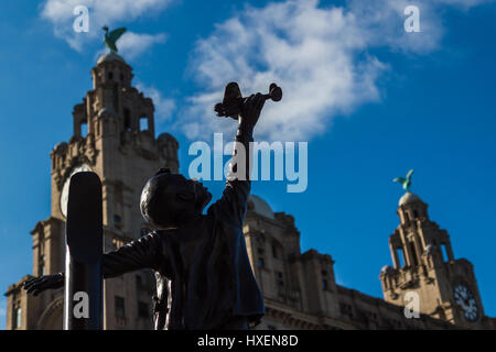 Ein Denkmal auf dem Gelände des St. Nicholas Church, Liverpool, die Liverpool & Bootle Menschen ihr Leben in den Blitz verloren. Stockfoto