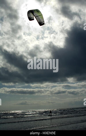 Kite-Surfen, Tyrella Strand, Nordirland Stockfoto