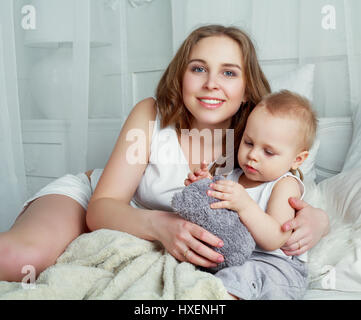 glückliche schöne Mutter mit ihrem einjährigen Sohn, Studio gedreht Stockfoto