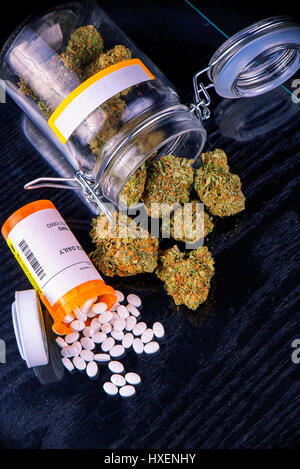 Detail des Cannabis Knospen und Verschreibungen Pillen über schwarze Oberfläche - medizinisches Marihuana Apotheke Konzept Stockfoto
