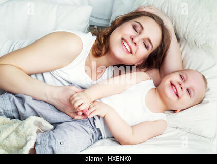 glückliche schöne Mutter mit ihrem einjährigen Sohn, Studio gedreht Stockfoto