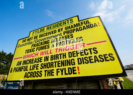 Fracking-Schilder - Schilder Anti-Fracking in Maple Farm auf neue Preston Road, wenig Plumpton in der Nähe von Blackpool. Stockfoto