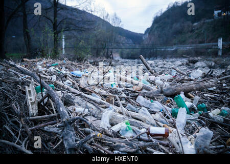 Verschmutzung von Kunststoff-Flaschen im Flussbett Stockfoto