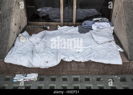 Eine rauhe Lagerschwelle Bettwäsche in einem zentralen London Eingang gesehen. Obdachlose und grobe schlafen weiterhin in London und Großbritannien zu erhöhen. Stockfoto