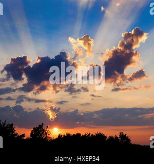 Spektakuläre Sommer Sonnenuntergang in Swindon, Wiltshire, England Stockfoto
