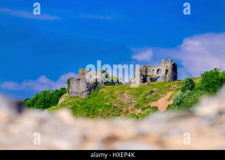 Die Ruinen der Pennard Castle mit Blick auf drei Klippen Bucht auf der Halbinsel Gower, South Wales. Stockfoto