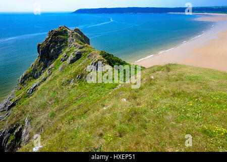 Großes Tor (Tor Bay) auf dem Pembrokeshire Küstenweg auf der Gower-Halbinsel, Süd-Wales (UK) mit Oxwich Bay in der Ferne. Stockfoto