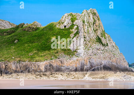 Großes Tor in Oxwich Bay, Gower Peninsula, South Wales (UK), ein beliebter Ort für lokale Kletterer. Stockfoto