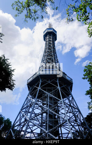 Petrin Aussichtsturm in Prag, Tschechien ist ein Stahlgerüst 63,5 m hohe Turm in Prag, ähnelt stark dem Eiffelturm. Stockfoto