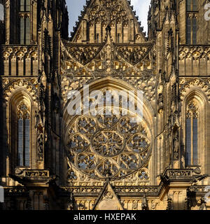 Fassade der St.-Veits-Dom in Prag, Tschechien mit herrlichem gotische Mauerwerk Stockfoto