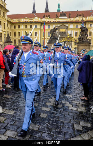 Ändern des Schutzes am Prager Burg, Tschechische Republik. Die Wachen sind ihre Sommer-Uniform tragen. Stockfoto