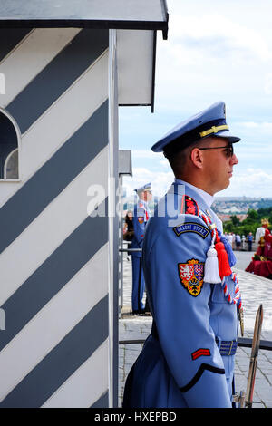 Prager Burg Wachhabende (Hradní Stráž) in Prag, Tschechische Republik. Die Wache ist seine Sommer-Uniform tragen. Stockfoto