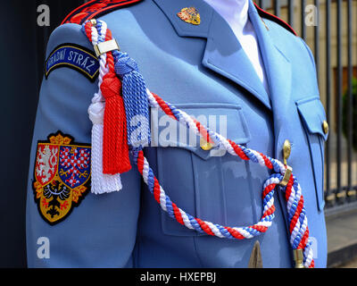 Prager Burg Wachhabende (Hradní Stráž) in Prag, Tschechische Republik. Die Wache ist seine Sommer-Uniform tragen. Stockfoto