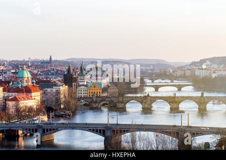 Blick auf die wichtigsten Brücken in Prag: Karlsbrücke, Schlossbrücke, Eisenbahnbrücke, Legion Brücke, Manes-Brücke Jirasek Brücke. Tschechien Stockfoto